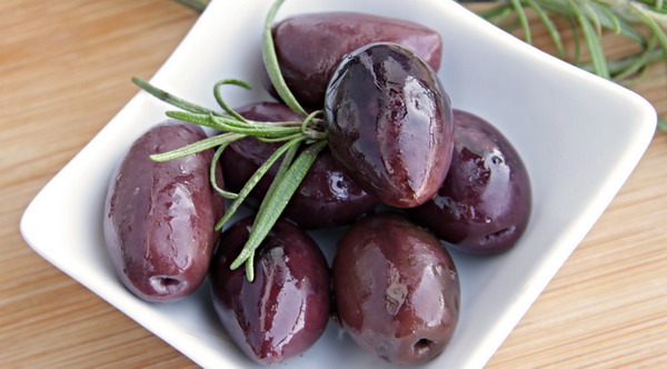 Marinated Olives with Rosemary and Chile